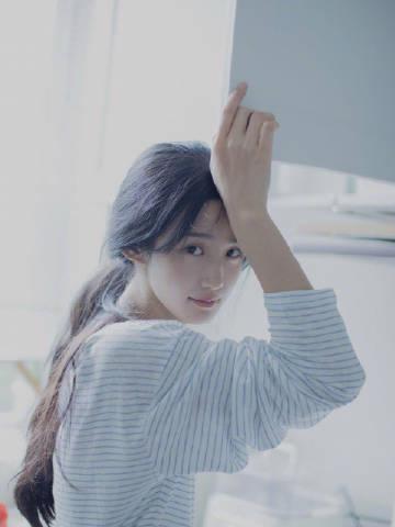 卢昱晓无框镜造型惊艳全网!清纯邻家妹秒变御姐,这颜值太能打了