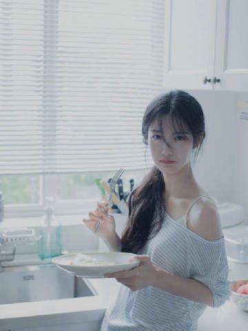 卢昱晓无框镜造型惊艳全网!清纯邻家妹秒变御姐,这颜值太能打了