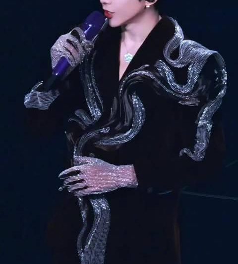 刘宇宁真空西装惊艳全场！海外华人如何突破限制观看完整演唱会？