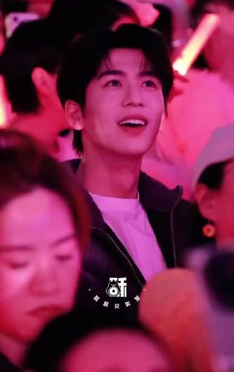 张凌赫路人视角帅出圈!教你如何360度无死角欣赏偶像神颜