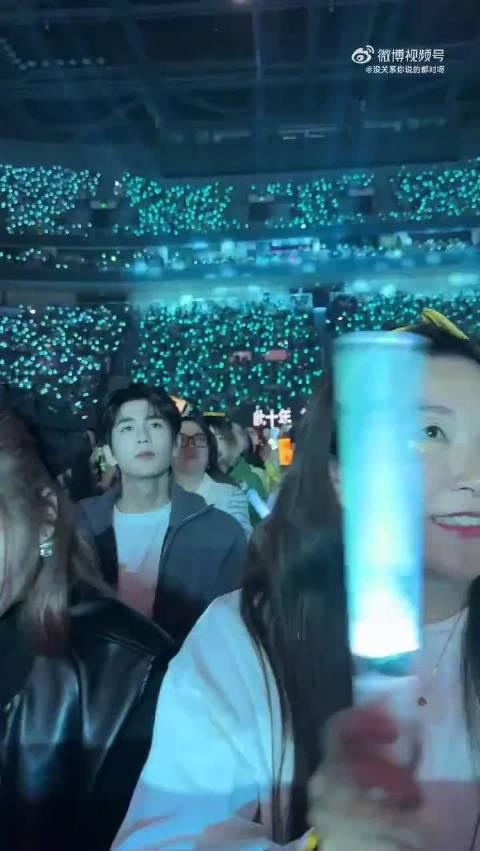 张凌赫路人视角帅出圈!教你如何360度无死角欣赏偶像神颜