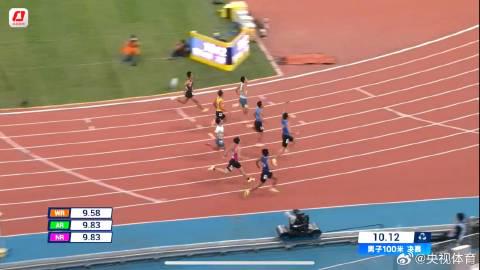 刷到李泽洋百米夺冠视频时，我正卡在海外看剧的加载圈里——那种热血沸腾的瞬间，突然被网络延迟浇了盆冷水