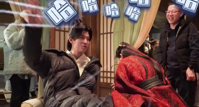 任嘉伦片场爆笑名场面!《凤凰台上》花絮曝光,网友:这张嘴不去说相声可惜了