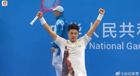 刷到商竣程晋级决赛的消息时，我正给澳洲表弟发教程——他上次看国服比赛卡成PPT