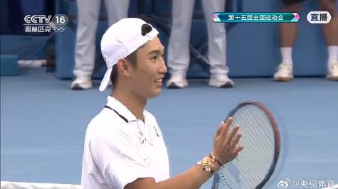 刷到商竣程晋级决赛的消息时,我正给澳洲表弟发教程——他上次看国服比赛卡成PPT