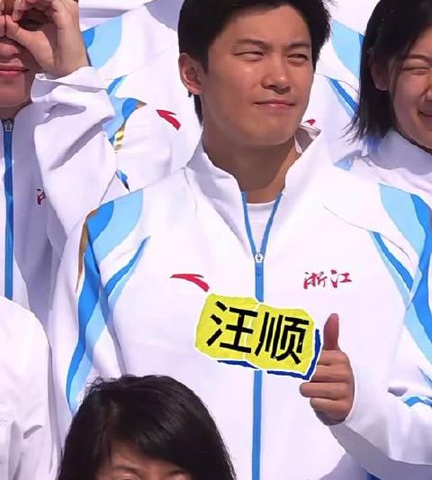 刷到浙江游泳队神仙合照时，我在纽约凌晨三点卡成了PPT——海外党追国综的痛谁懂
