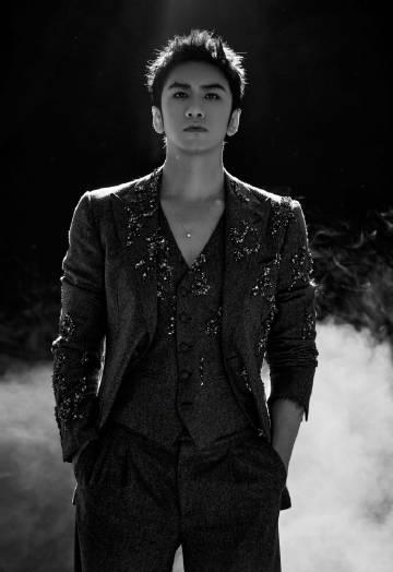 肖顺尧钻石灰西装造型引爆全网！冷冽贵气让人移不开眼