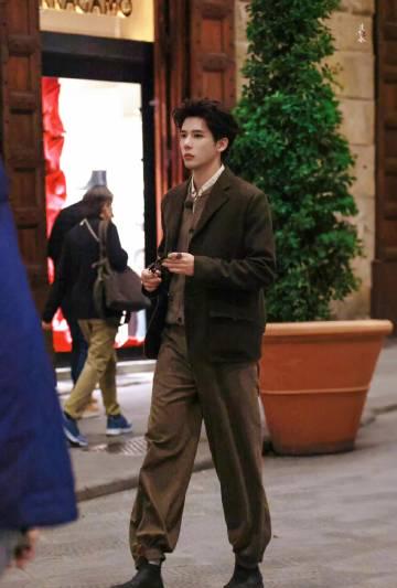 李诞初见王安宇被帅到失态！冷脸禁欲系VS甜笑反差萌，网友直呼太上头