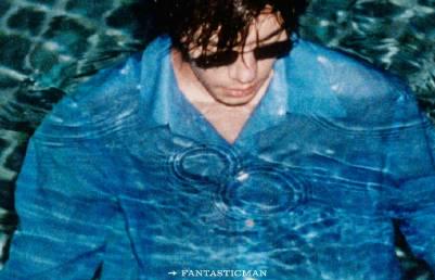 易烊千玺湿发黑风衣登封！海外粉丝急哭：这绝美杂志怎么看不了？