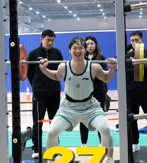 刷到王哲林负重深蹲视频时，我正卡在海外追剧的转圈圈里——原来我们都想打破那堵墙