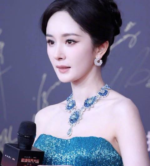 海外华人追剧遇阻？杨幂红毯惊艳亮相背后隐藏的版权限制难题