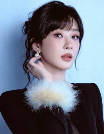 杨紫自拍被抓包！网友疯狂催更十八宫格，这颜值也太能打了吧