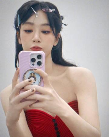 杨紫自拍被抓包!网友疯狂催更十八宫格,这颜值也太能打了吧