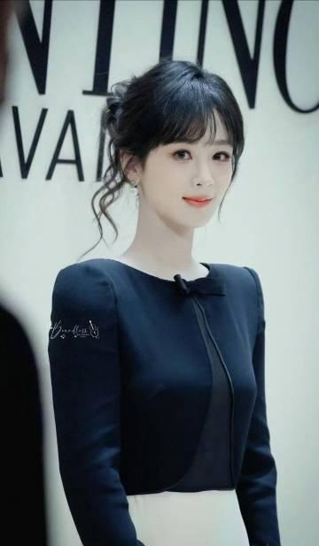 杨紫自拍被抓包!网友疯狂催更十八宫格,这颜值也太能打了吧