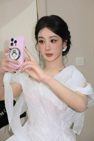 杨紫自拍被抓包!网友疯狂催更十八宫格,这颜值也太能打了吧