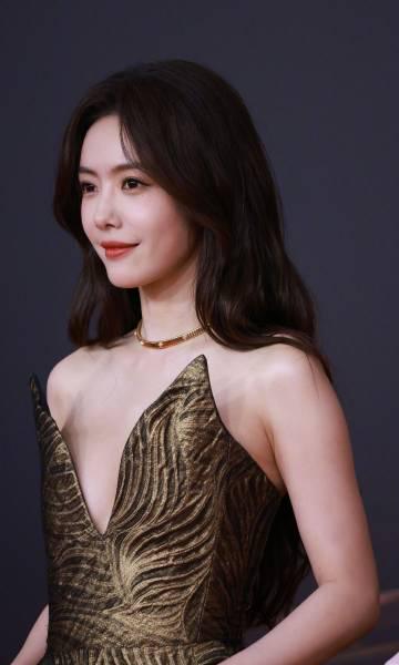 蓝盈莹蔡文静撞衫引热议!明星同款穿搭背后的时尚密码