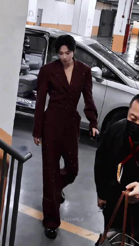 海外华人追剧遇阻?190cm刘宇宁走路带风却被拍成一米三,这些限制太闹心