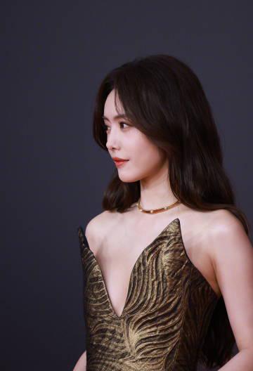 蓝盈莹蔡文静撞衫引热议!明星同款穿搭背后的时尚密码