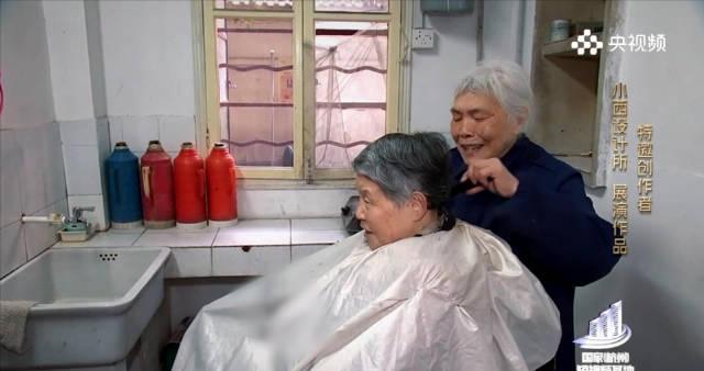 84岁奶奶2元理发30年不涨价!暖心装裱师将剪刀梳子变成艺术品