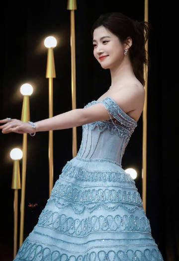 海外华人追剧困扰多?卢昱晓红毯造型惊艳背后暗藏这些播放难题