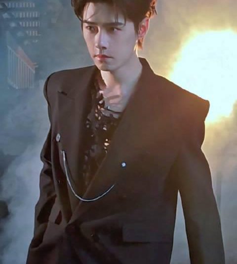 方逸伦金属面具大片惊艳出圈！海外华人如何解锁同款时尚内容？