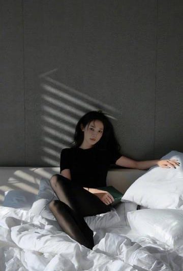 彭小苒白开水妆惊艳全网！素颜感妆容成2023美妆新趋势