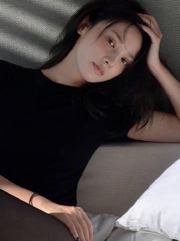 彭小苒白开水妆惊艳全网!素颜感妆容成2023美妆新趋势