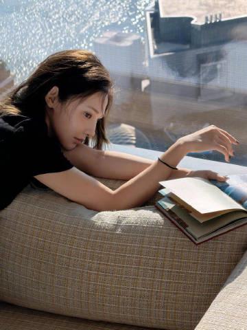 彭小苒白开水妆惊艳全网!素颜感妆容成2023美妆新趋势