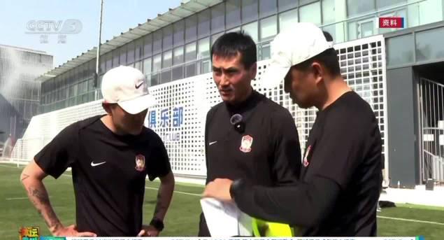 海外华人如何突破限制看国足?邵佳一执教背后的热血与无奈