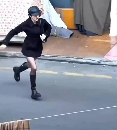 迪丽热巴全黑造型惊艳亮相！海外粉丝如何突破限制同步追星？