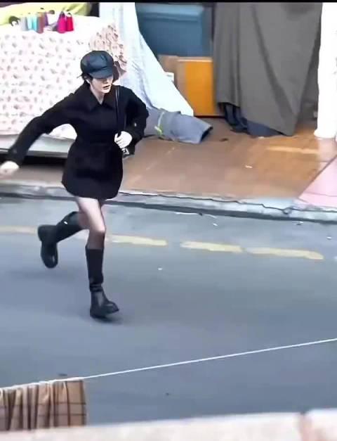 迪丽热巴全黑造型惊艳亮相!海外粉丝如何突破限制同步追星?