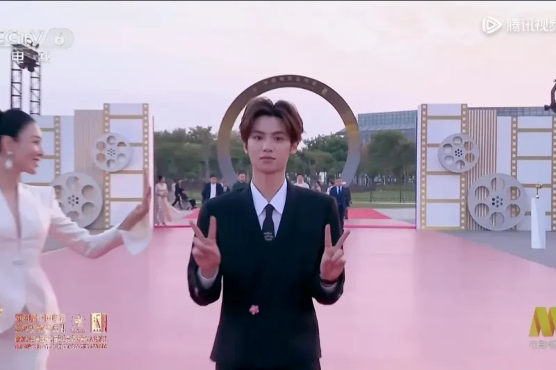 海外华人如何突破地区限制观看金鸡奖红毯？黄明昊西装造型引发热议