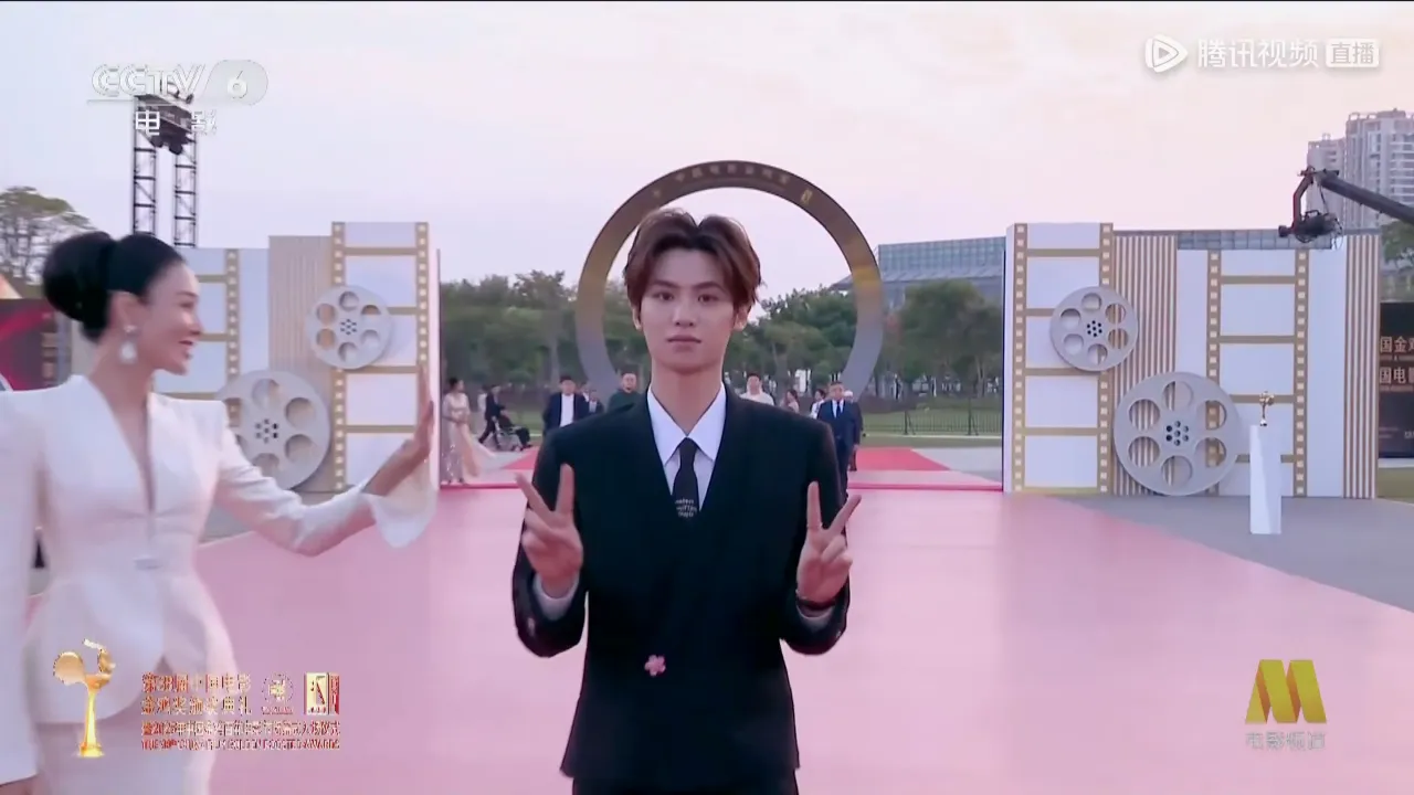 海外华人如何突破地区限制观看金鸡奖红毯?黄明昊西装造型引发热议