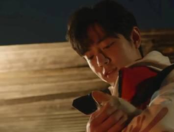 肖战片场暖心一幕曝光!怀抱大黄取暖画面太温柔,网友直呼:骨子里的善良藏不住