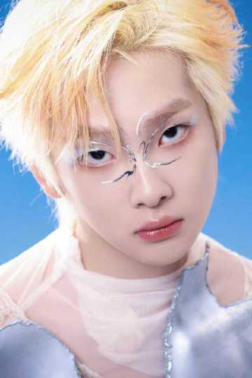 周震南金发银妆惊艳亮相!海外粉丝如何突破限制直击音乐节现场?