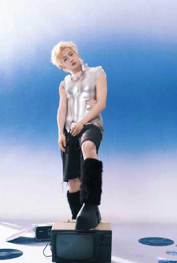 周震南金发银妆惊艳亮相!海外粉丝如何突破限制直击音乐节现场?