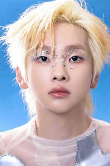 周震南金发银妆惊艳亮相!海外粉丝如何突破限制直击音乐节现场?