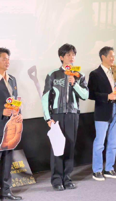 追剧还能这么玩?成毅扛铁锹进组引爆笑,网友:这造型我服了!