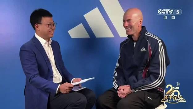 齐达内街边看大妈打麻将,法国传奇的东方奇遇记,原来足球大师也爱围观国粹