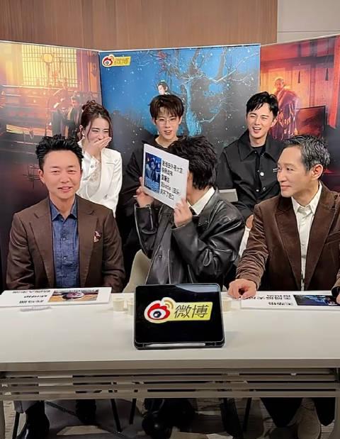 刘奕君当众“验货”王劲松胸肌,成毅害羞捂脸,与徐璐对视笑场太有爱