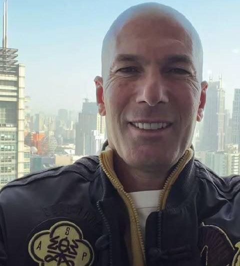 齐达内秀中文“吃了么”引热议！球星学中文，为何这句最受欢迎？