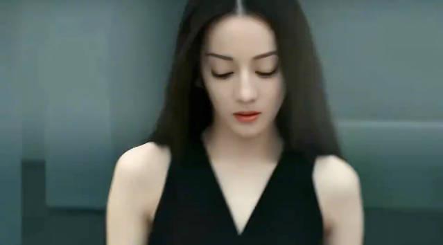 迪丽热巴走路火上热搜!网友:连衣角都在散发美女气场,这气质绝了
