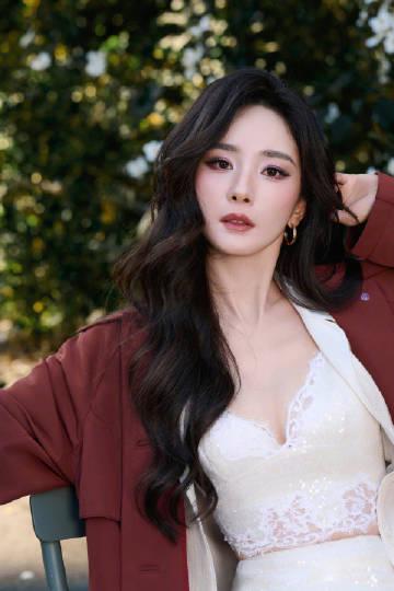 杨幂饮食自律上热搜!一顿饭只吃一个寿司一口面,网友:这身材管理我服了