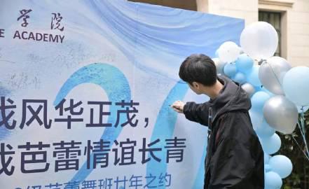 罗云熙同学聚会现场被围堵签名,素颜状态引热议:我也想有这样的明星同学!