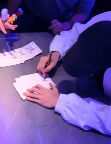 罗云熙同学聚会现场被围堵签名,素颜状态引热议:我也想有这样的明星同学!