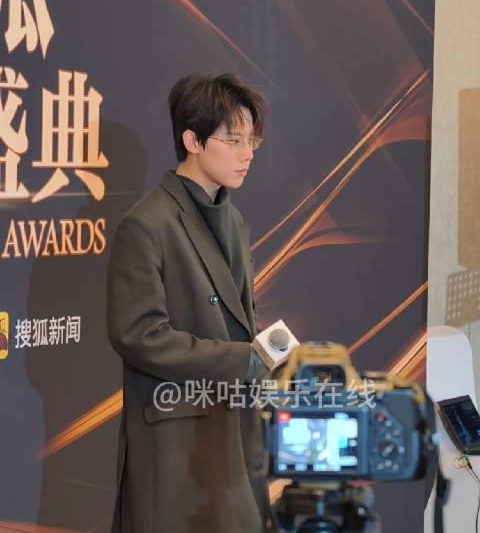 周奇自曝一人分饰两角幕后：从“精分”到突破，演员的自我修养课