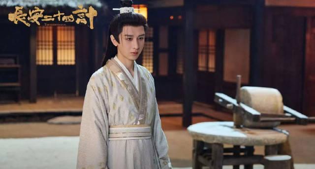 成毅片场变身全能王！帝王瘾过足还高歌《笨小孩》，网友：他到底还有多少隐藏技能？