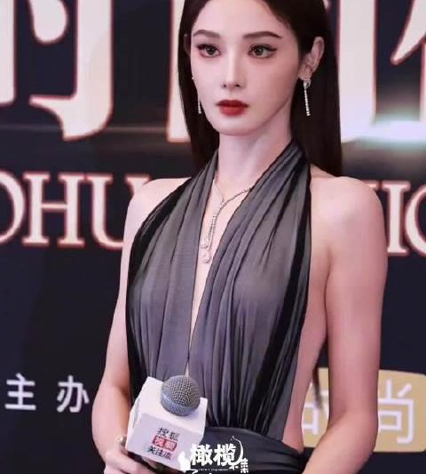 红毯走光怎么办？彭小苒教科书式应对，大方自信才是真女神