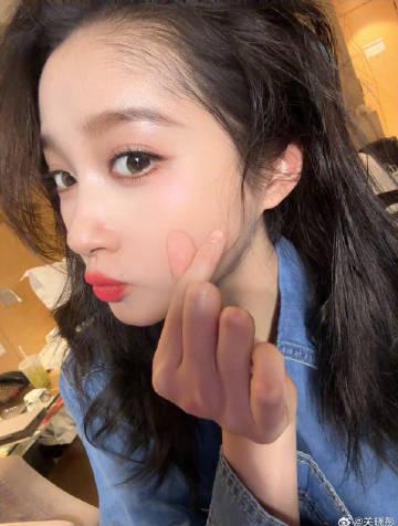 关晓彤双马尾造型再登央视,海外华人如何同步追看国内精彩舞台?