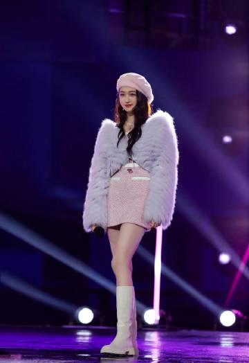 关晓彤双马尾造型再登央视,海外华人如何同步追看国内精彩舞台?